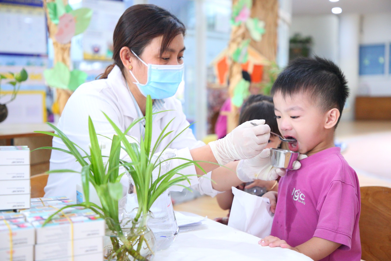 TỔ CHỨC CHO TRẺ UỐNG THUỐC TẨY GIUN TẠI TRƯỜNG LẦN 01