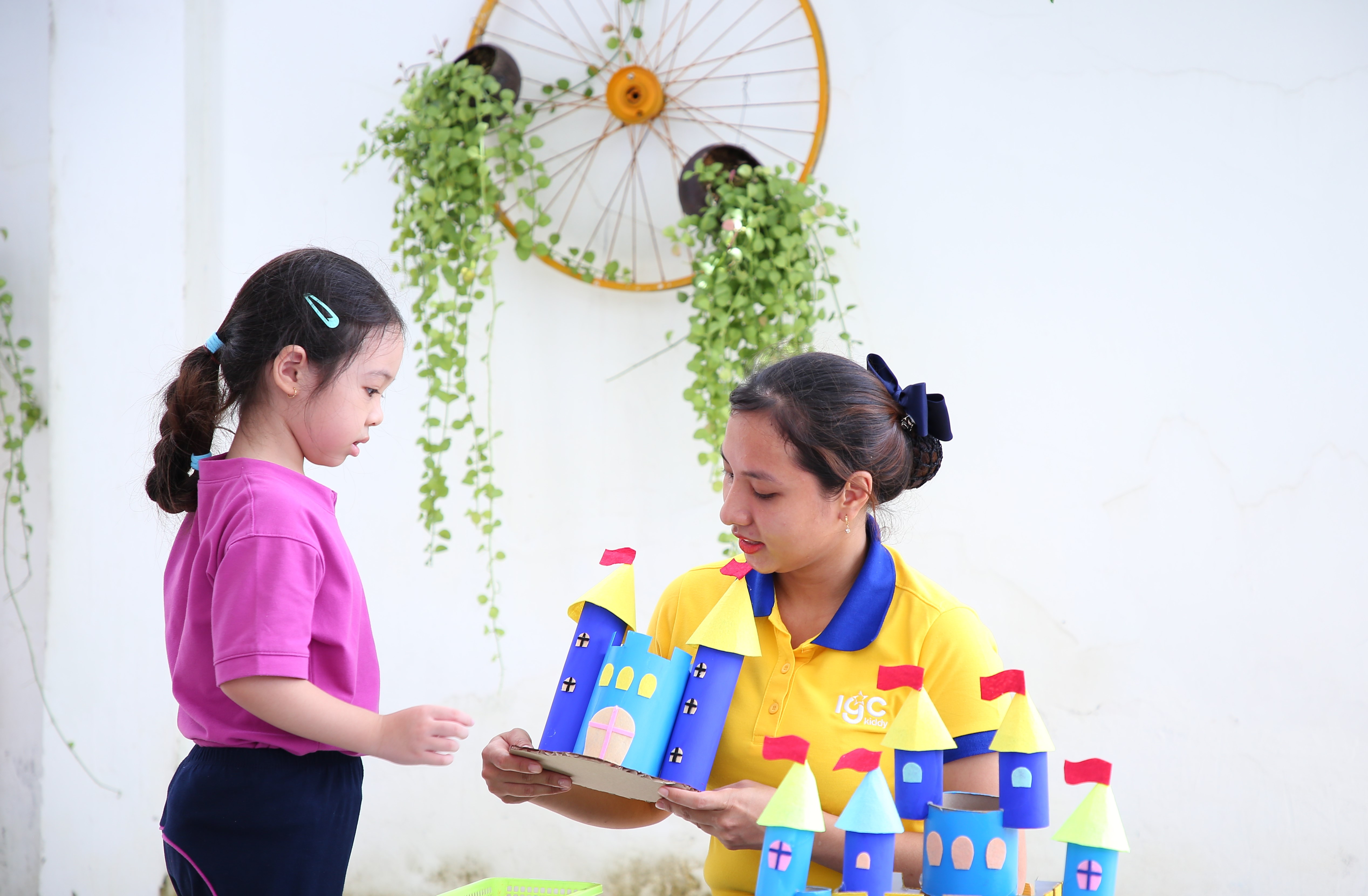 BÉ TRẢI NGHIỆM XÂY LÂU ĐÀI CỔ TÍCH