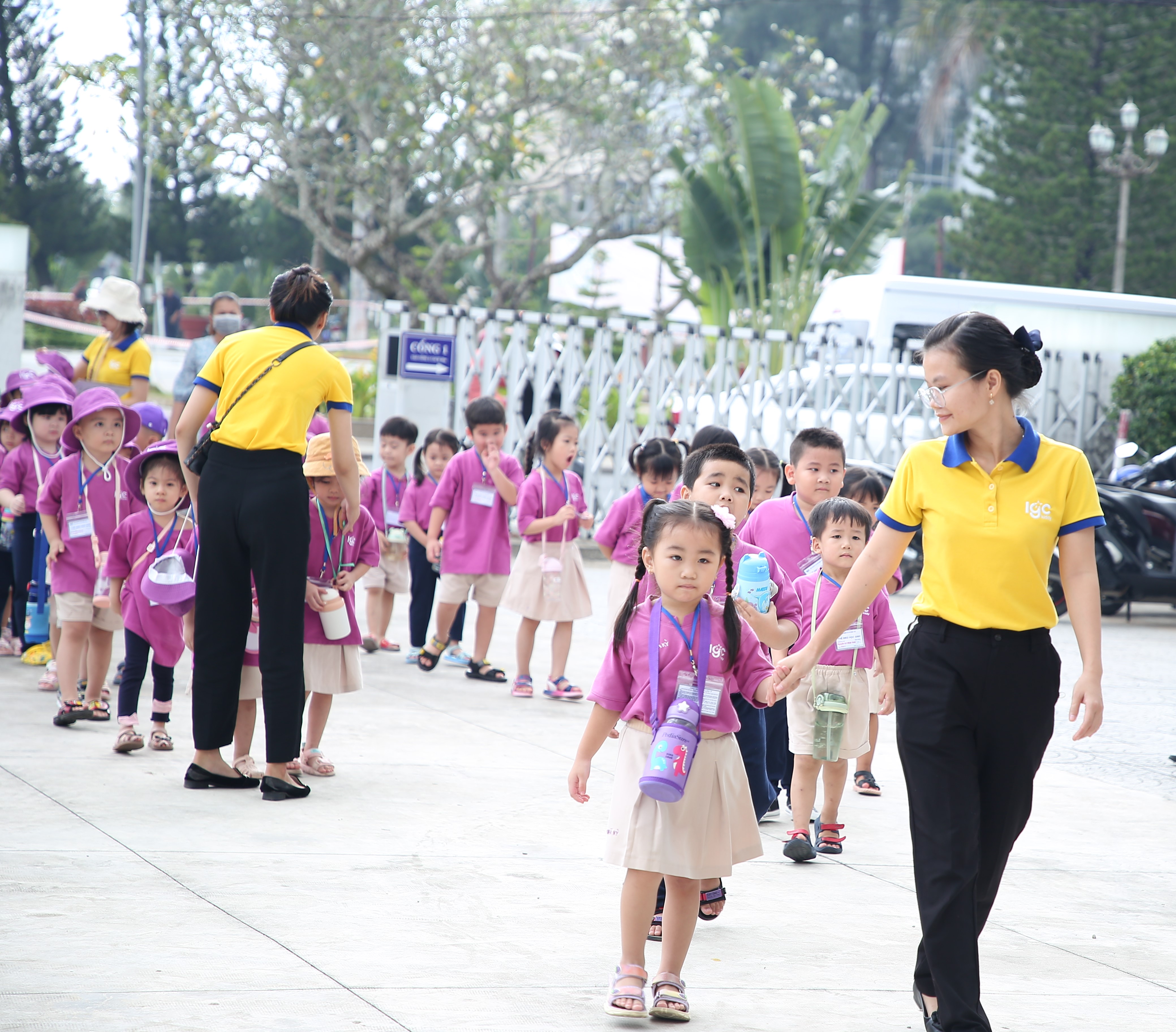 DÃ NGOẠI KHỐI DOLPHIN WHALE - TRẢI NGHIỆM XEM MÚA RỐI NƯỚC